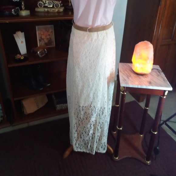 White, lined, Lace Skirt, w/belt. Sz L - Picture 6 of 11